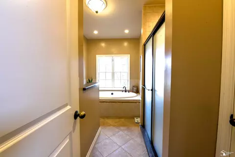 Entry Way - 327 Pebble Bch, Monroe, MI 48162 photo 8 of 10