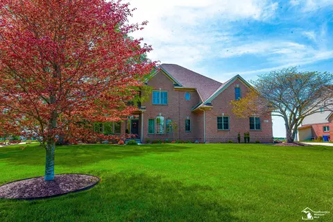 Exterior - 327 Pebble Bch, Monroe, MI 48162 photo 2 of 9