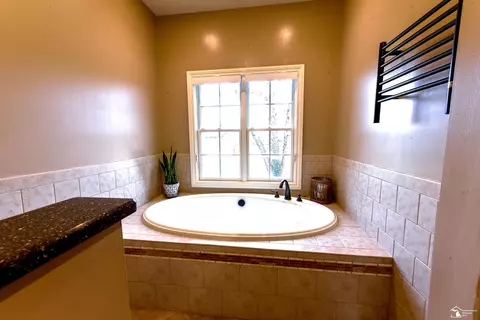 Bath - 327 Pebble Bch, Monroe, MI 48162 photo 2 of 4