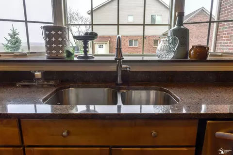 Kitchen - 327 Pebble Bch, Monroe, MI 48162 photo 3 of 5
