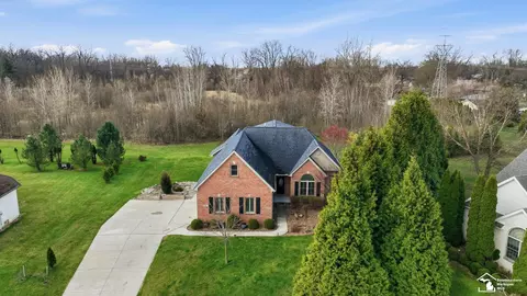 608 Oak Hl, Monroe, MI 48162