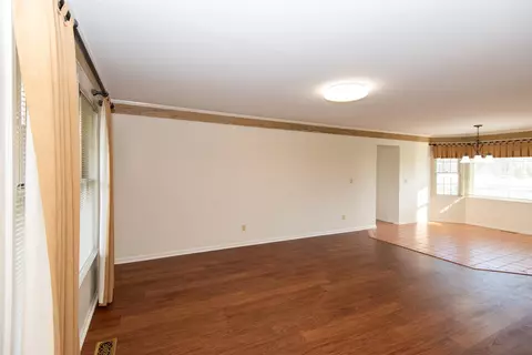 Living - 3281 Fieldstone, Flushing, MI 48433 photo 6 of 7