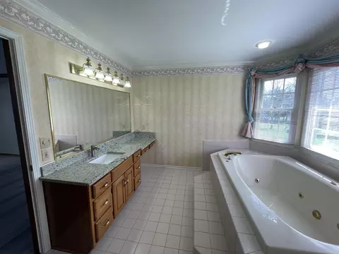 Bath - 3281 Fieldstone, Flushing, MI 48433 photo 5 of 14