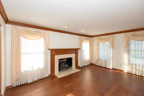 Living - 3281 Fieldstone, Flushing, MI 48433 photo 3 of 7