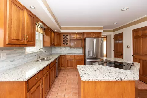 Kitchen - 3281 Fieldstone, Flushing, MI 48433 photo 1 of 2