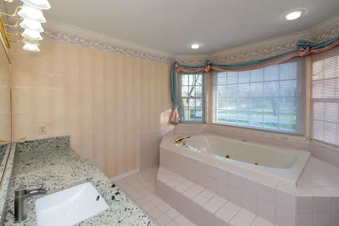 Bath - 3281 Fieldstone, Flushing, MI 48433 photo 2 of 14