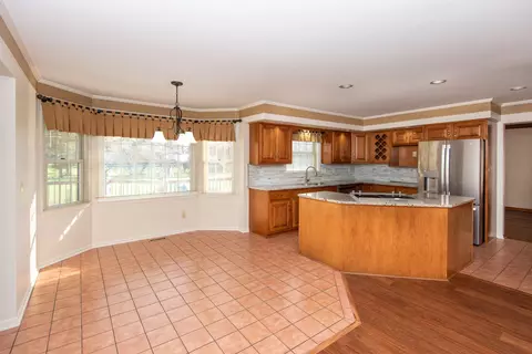 Kitchen - 3281 Fieldstone, Flushing, MI 48433 photo 2 of 2
