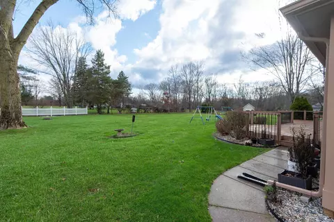 Exterior - 3281 Fieldstone, Flushing, MI 48433 photo 6 of 10