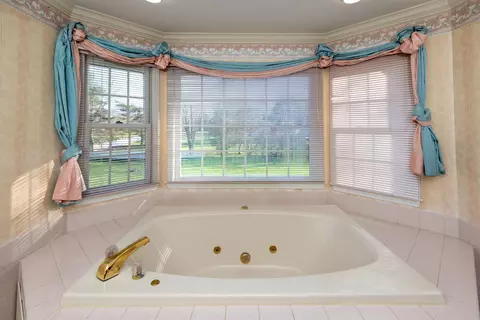 Bath - 3281 Fieldstone, Flushing, MI 48433 photo 1 of 14