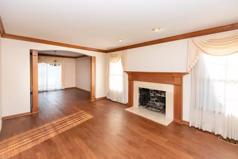 Living - 3281 Fieldstone, Flushing, MI 48433 photo 4 of 7