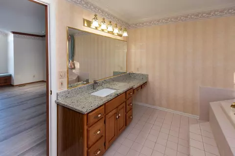Bath - 3281 Fieldstone, Flushing, MI 48433 photo 3 of 14