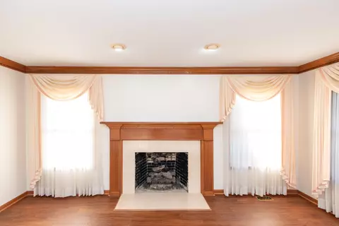 Living - 3281 Fieldstone, Flushing, MI 48433 photo 2 of 7