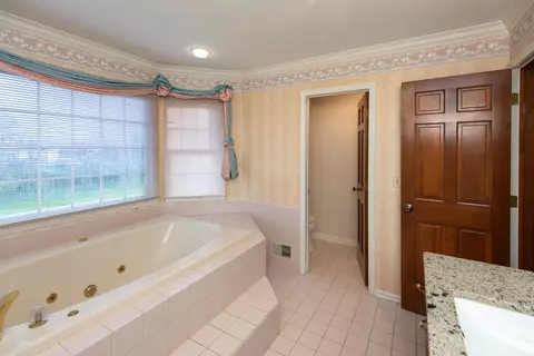 Bath - 3281 Fieldstone, Flushing, MI 48433 photo 6 of 14