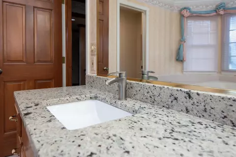 Bath - 3281 Fieldstone, Flushing, MI 48433 photo 4 of 14