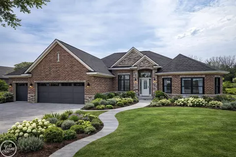 27176 Oxbow Lk, Chesterfield, MI 48051