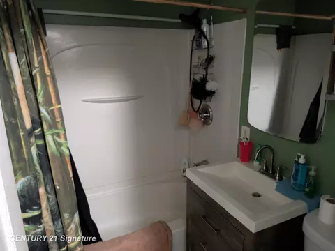 Bath - 717 Huron, Flint, MI 48507 photo 1 of 2