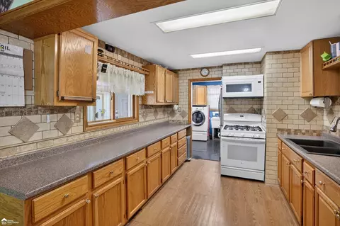 Kitchen - 99 Elmwood, Leonard, MI 48367 photo 4 of 6
