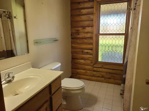 Bath - 11581 Dixon, Monroe, MI 48161 photo 2 of 3