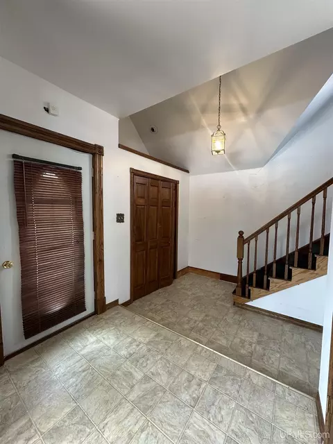 Entry Way - 429 S 7th, Escanaba, MI 49829 photo 1 of 2