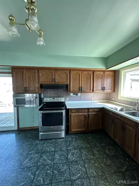Kitchen - 429 S 7th, Escanaba, MI 49829 photo 3 of 4