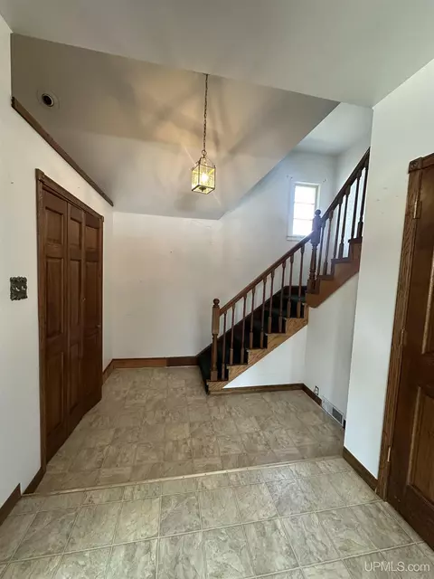 Entry Way - 429 S 7th, Escanaba, MI 49829 photo 2 of 2