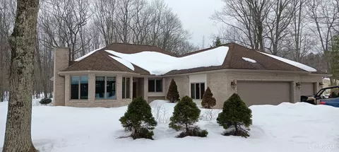 24 Royal Oak, Gladstone, MI 49837