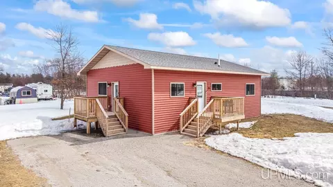 15 Wintergreen, Gladstone, MI 49837