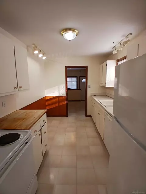 Kitchen - 1000 Vernier, Grosse Pointe Woods, MI 48236 photo 4 of 4