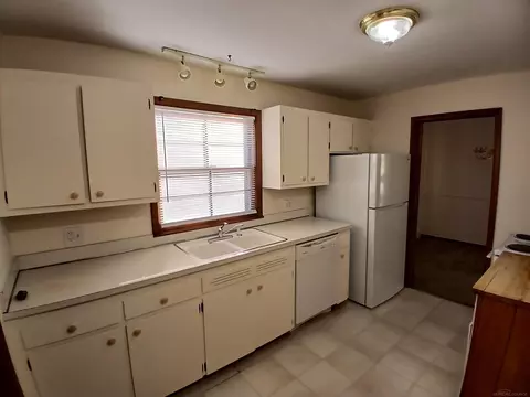 Kitchen - 1000 Vernier, Grosse Pointe Woods, MI 48236 photo 1 of 4