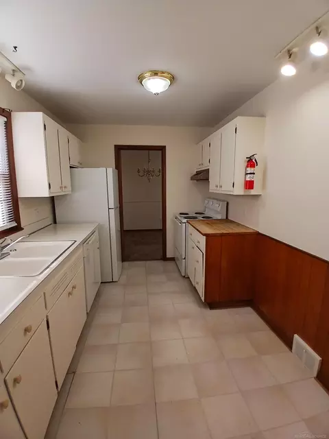 Kitchen - 1000 Vernier, Grosse Pointe Woods, MI 48236 photo 3 of 4
