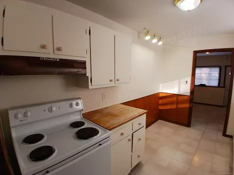 Kitchen - 1000 Vernier, Grosse Pointe Woods, MI 48236 photo 2 of 4