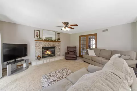 Living - 1615 Northridge, Monroe, MI 48162 photo 2 of 6
