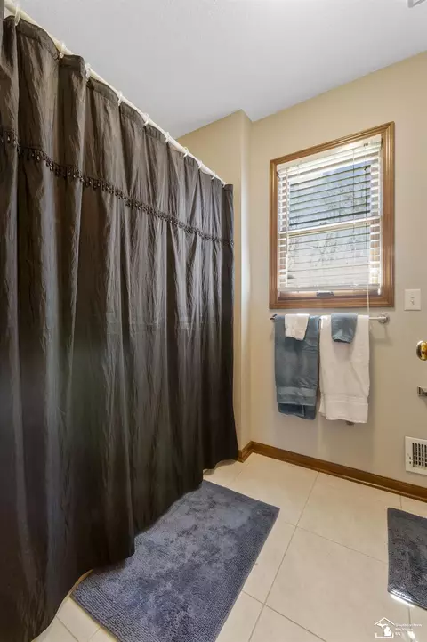 Bath - 1615 Northridge, Monroe, MI 48162 photo 9 of 11