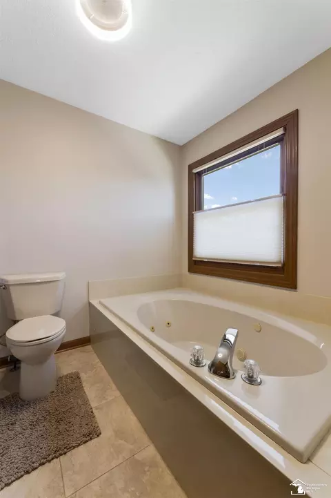 Bath - 1615 Northridge, Monroe, MI 48162 photo 5 of 11