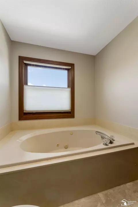 Bath - 1615 Northridge, Monroe, MI 48162 photo 6 of 11