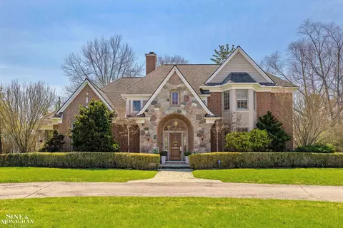 521 Oxford, Grosse Pointe Woods, MI 48236