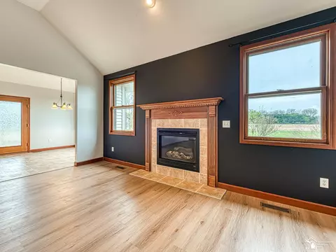 Living - 9585 Minx, Temperance, MI 48182 photo 5 of 6