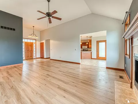 Living - 9585 Minx, Temperance, MI 48182 photo 4 of 6