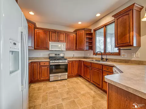 Kitchen - 9585 Minx, Temperance, MI 48182 photo 2 of 4