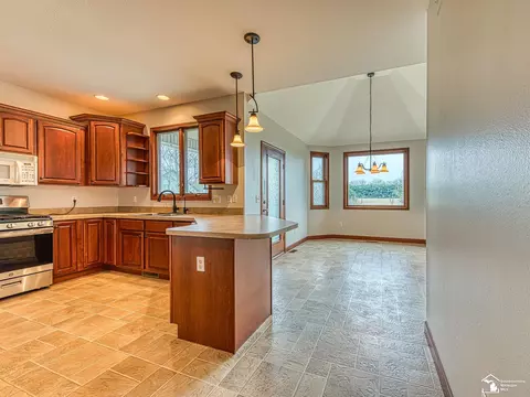 Kitchen - 9585 Minx, Temperance, MI 48182 photo 3 of 4