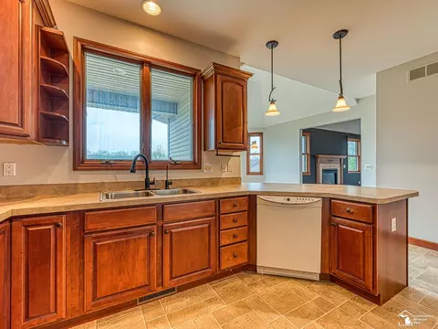 Kitchen - 9585 Minx, Temperance, MI 48182 photo 4 of 4