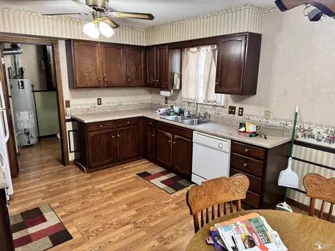 Kitchen - 647 Washington, Temperance, MI 48182 photo 2 of 2