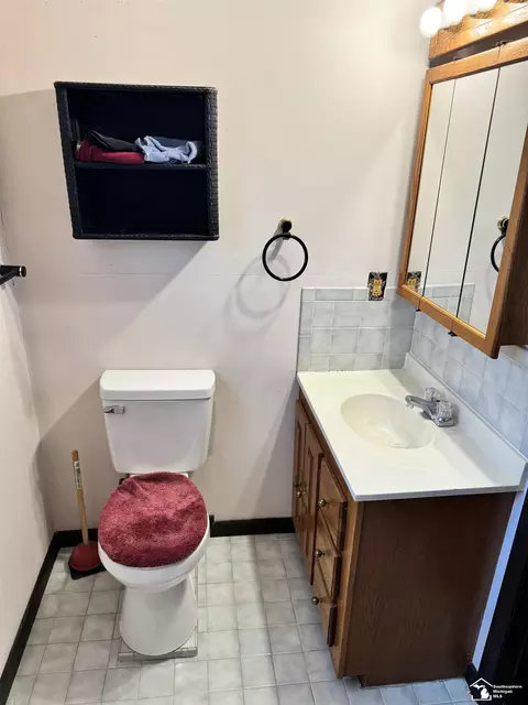 Bath - 647 Washington, Temperance, MI 48182 photo 4 of 5