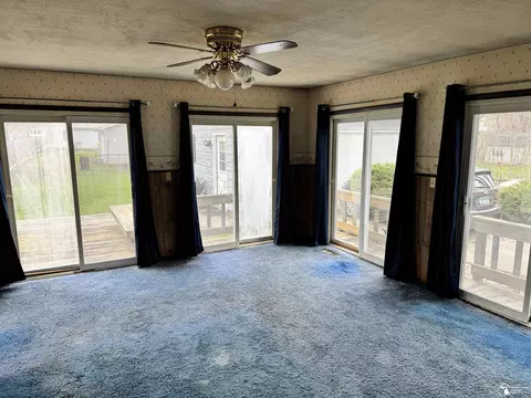 Living - 647 Washington, Temperance, MI 48182 photo 2 of 3