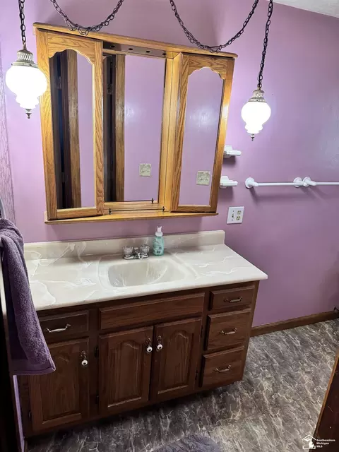 Bath - 647 Washington, Temperance, MI 48182 photo 1 of 5