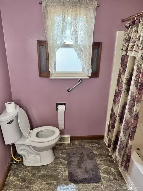 Bath - 647 Washington, Temperance, MI 48182 photo 2 of 5