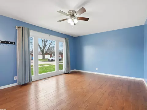 Living - 12851 Chippewa, Warren, MI 48088 photo 2 of 6