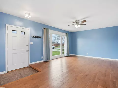 Living - 12851 Chippewa, Warren, MI 48088 photo 4 of 6