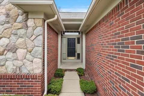 Entry Way - 52672 Sable #15, Macomb, MI 48042 photo 1 of 3