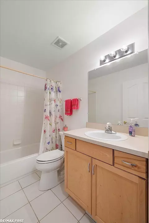 Bath - 52672 Sable #15, Macomb, MI 48042 photo 5 of 7